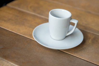 ahşap bir arka planda expresso için bir daire ile beyaz fincan