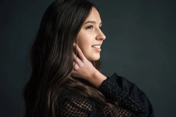 Retrato Una Joven Bonita Con Pelo Rubio Disoluto Sonríe Gratamente —  Fotos de Stock