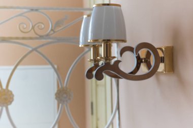 lamba duvarda altın metal ile beyaz