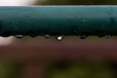 gri bir metal yüzeye yağmur damlaları