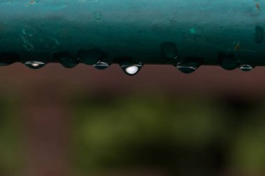 gri bir metal yüzeye yağmur damlaları