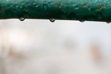 gri bir metal yüzeye yağmur damlaları