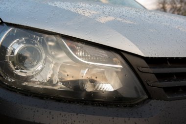 yağmur damlaları görünür olduğu araba far