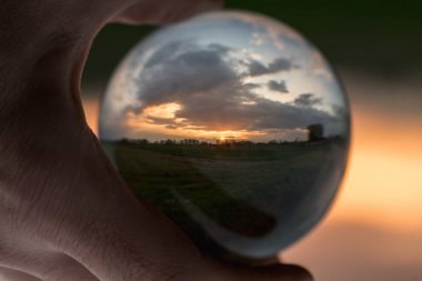doğayı ve gökyüzünü yansıtan cam şeffaf mermi