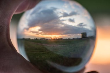 doğayı ve gökyüzünü yansıtan cam şeffaf mermi