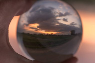 doğayı ve gökyüzünü yansıtan cam şeffaf mermi