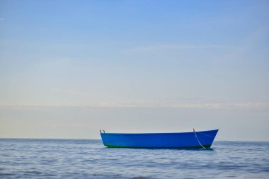 denizde tekne mavi