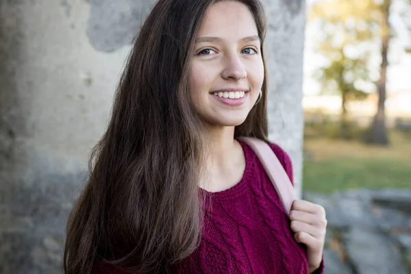 Junge Sympathisch Charmante Europäische Erscheinung Eines Mädchens Kirschpullover Lächelt Hintergrund — Stockfoto