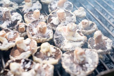 Izgarada lezzetli kızarmış mantarlar. 