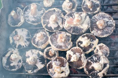 Izgarada lezzetli kızarmış mantarlar. 