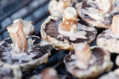 Izgarada lezzetli kızarmış mantarlar. 