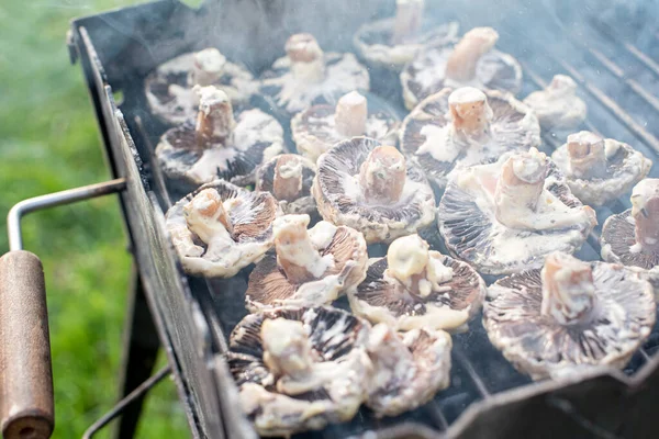 Leckere Gebratene Champignons Auf Dem Grid — Stockfoto