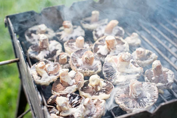 Leckere Gebratene Champignons Auf Dem Grid — Stockfoto