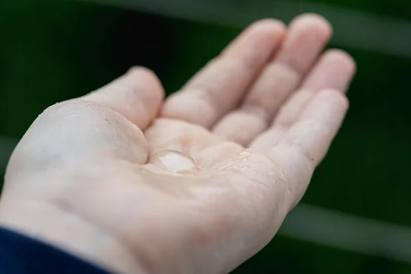 Paume Des Mains Avec Éclaboussure Eau Nature Goutte Pluie Environnement — Photo