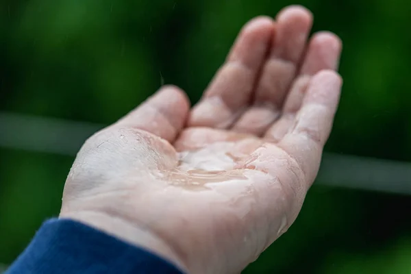 Paume Des Mains Avec Éclaboussure Eau Nature Goutte Pluie Environnement — Photo