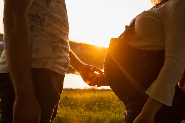 暖かい色で日没の背景に男と妊娠中の女の子のシルエット — ストック写真