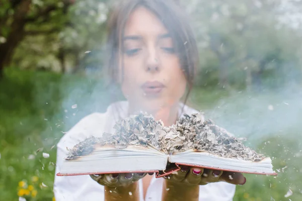 Libro Llamas Las Manos Los Libros Estaban Ardiendo Bosque Jovencita —  Fotos de Stock