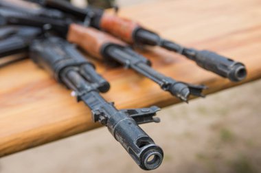 Tahta bir yüzeyde AK-47 tüfeği.