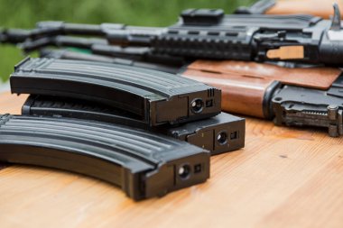 Tahta bir yüzeyde AK-47 tüfeği.