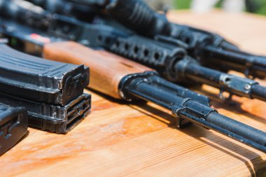 Tahta bir yüzeyde AK-47 tüfeği.