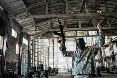 7 Haziran 2020, Ukrayna, Lviv şehri. AK-47 tüfekli genç kızlar ve oğlanlar hava yumuşağı oynuyorlar. Aktif dinlenme, spor 