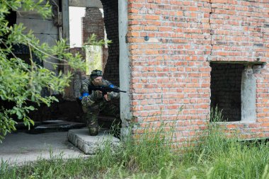 7 Haziran 2020, Ukrayna, Lviv şehri. AK-47 tüfekli genç kızlar ve oğlanlar hava yumuşağı oynuyorlar. Aktif dinlenme, spor 