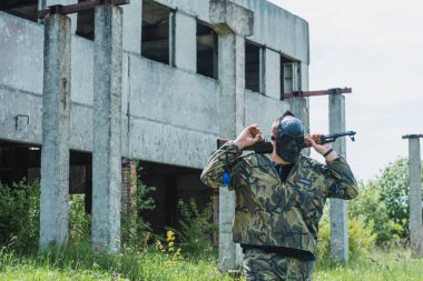 7 Haziran 2020, Ukrayna, Lviv şehri. AK-47 tüfekli genç kızlar ve oğlanlar hava yumuşağı oynuyorlar. Aktif dinlenme, spor 