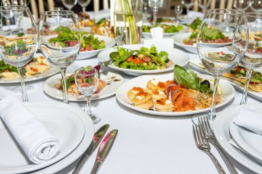 Restoranın önündeki beyaz masa..