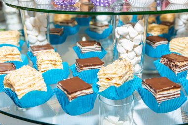 Farklı abur cubur ve tatlılarla servis edilen parti masası.