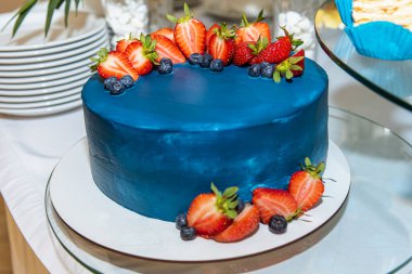 Farklı abur cubur ve tatlılarla servis edilen parti masası.