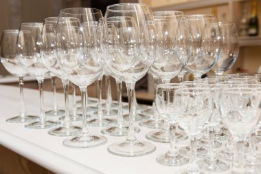 Barda arka arkaya şarap bardakları