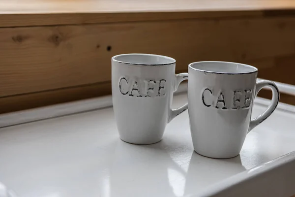 Due Tazze Con Iscrizione Caffè Vassoio Leggero — Foto Stock