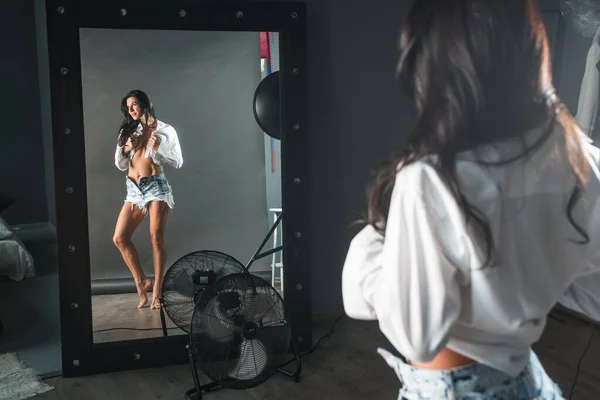 Jovem Com Cabelo Escuro Shorts Jeans Uma Camisa Branca Quarto — Fotografia de Stock