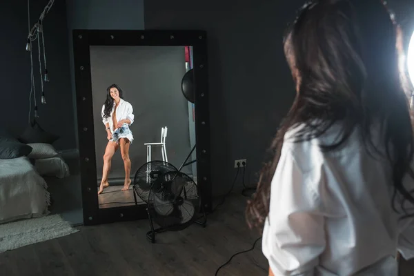 Koyu Renk Şortlu Beyaz Gömlekli Karanlık Bir Odada Aynanın Karşısında — Stok fotoğraf