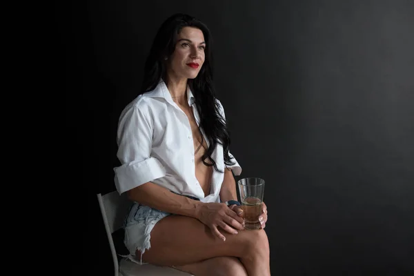 Karanlık Bir Odada Bir Bardak Şampanyayla Oturan Bir Kız — Stok fotoğraf