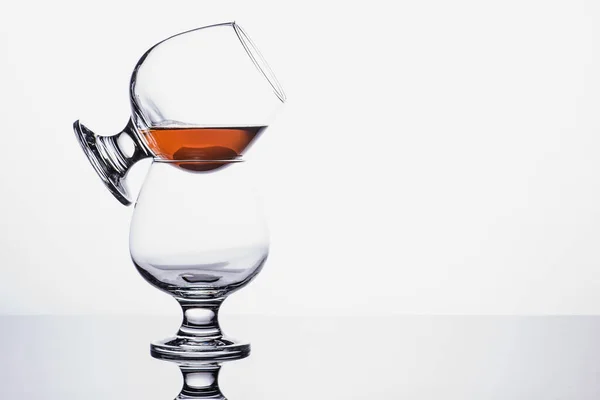 Zwei Transparente Glas Cognac Gläser Übereinander Mit Cognac Isoliert Auf — Stockfoto