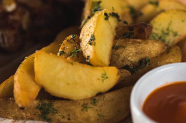 Izgara et, fırında patatesli kebap, ahşap tepside patates kızartması. 