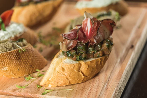 Sanduíches Deliciosos Variados Com Legumes Carne Seca Uma Bandeja Madeira — Fotografia de Stock