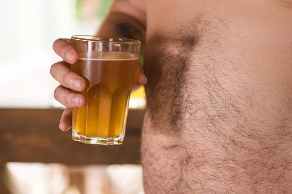 Homem Segura Copo Cerveja Leve Perto Sua Barriga Grande Conceito — Fotografia de Stock