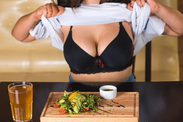 Chica Sentada Mesa Frente Ensalada Verduras Frescas Con Trozos Carne — Foto de Stock