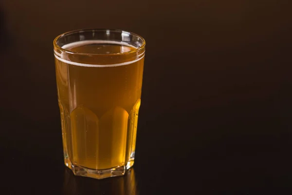 Ποτήρι Ελαφριάς Μπύρας Που Απομονώνεται Σκούρο Φόντο — Φωτογραφία Αρχείου