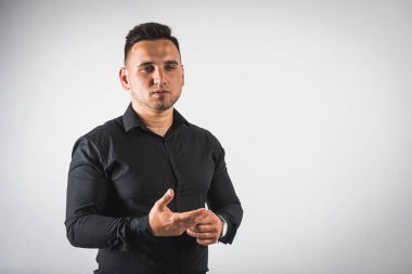 Genç duygusal adam el hareketlerini gösteriyor, beyaz bir arkaplanda izole edilmiş, yazıtlar için bir yer var. 