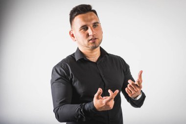 Genç duygusal adam el hareketlerini gösteriyor, beyaz bir arkaplanda izole edilmiş, yazıtlar için bir yer var. 