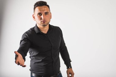 Genç duygusal adam el hareketlerini gösteriyor, beyaz bir arkaplanda izole edilmiş, yazıtlar için bir yer var. 