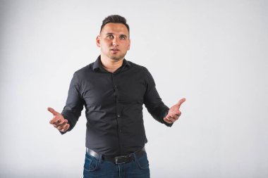 Genç duygusal adam el hareketlerini gösteriyor, beyaz bir arkaplanda izole edilmiş, yazıtlar için bir yer var. 