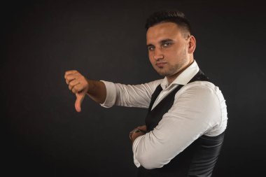 Genç ve çekici iş adamı, müşteri için metin ya da öğe eklemek için avuç üzerinde boş fotokopi alanı gösteriyor, mutlu ve heyecanlı görünüyor, beyaz gömlekle koyu arka planda izole edilmiş. 