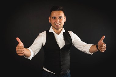 Genç ve çekici iş adamı, müşteri için metin ya da öğe eklemek için avuç üzerinde boş fotokopi alanı gösteriyor, mutlu ve heyecanlı görünüyor, beyaz gömlekle koyu arka planda izole edilmiş. 