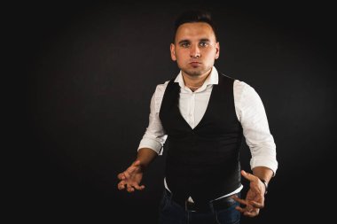 Genç ve çekici iş adamı, müşteri için metin ya da öğe eklemek için avuç üzerinde boş fotokopi alanı gösteriyor, mutlu ve heyecanlı görünüyor, beyaz gömlekle koyu arka planda izole edilmiş. 