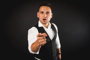 Genç ve çekici iş adamı, müşteri için metin ya da öğe eklemek için avuç üzerinde boş fotokopi alanı gösteriyor, mutlu ve heyecanlı görünüyor, beyaz gömlekle koyu arka planda izole edilmiş. 