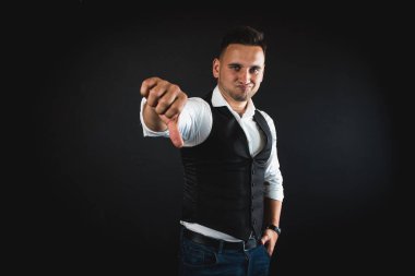 Beyaz gömlekli, siyah arka planda takım elbiseli yakışıklı, genç bir adam, acele ediyor ya da geç, gecikme için sabırsız, üzgün ve kızgın. Zaman kavramı